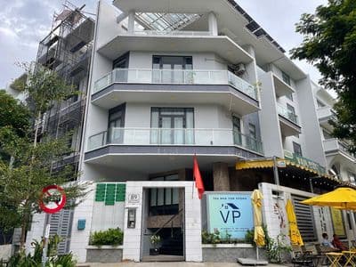 Văn phòng góc 2 mặt tiền cực thoáng, full nội thất - Vạn Phúc City