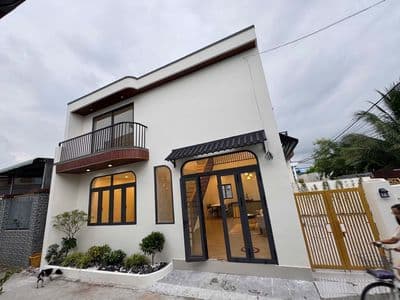 BÁN NHÀ MỚI LÔ GÓC 2 MẶT TIỀN 2 TỶ 390TR XÃ LONG HẢI , FUll NỘI THẤT