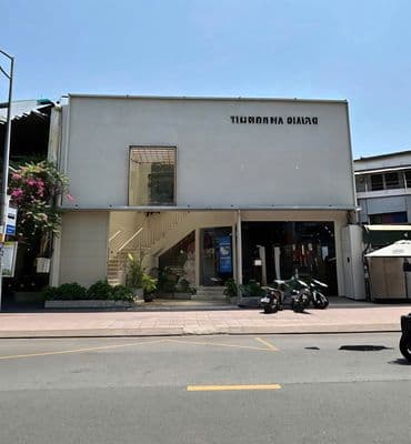 Cho thuê đường lê văn sỹ 10m x 25m trệt lầu trống