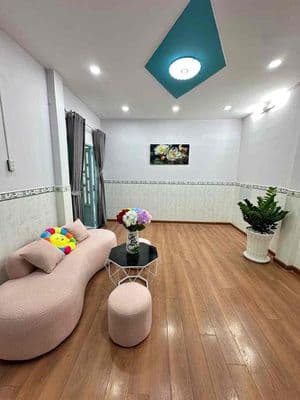 nhà ngay chợ minh phát 100m. tô ngọc vân . Q12. 1 lầu . 2 PN