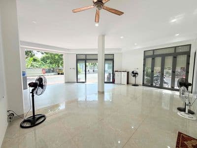 Cho thuê mặt bằng góc 2mt rộng ngang 19m rộng đậu xe ô tô thoải mái