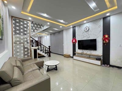 Nhà 2 tầng 2 mê mt đường 5m5 nguyễn khang