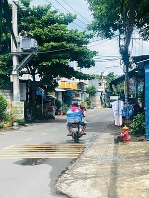 Giá 2 tỷ 8 bán nhà 80m2 hóc môn , hxh , 2pn , sơn lại ở đến trọn đời .