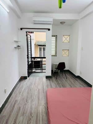 NGAY CHỢ THỊ NGHÈ GIÁP Q1,2,. CHO THUÊ CĂN 2PN BAN CÔNG