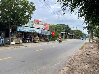 Mặt Tiền kinh doanh 6,4 m ngang , giáp Cầu Phú Long , 246 m2 ,sổ riêng