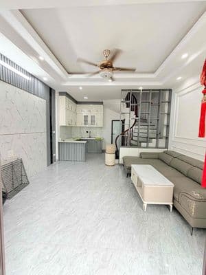 chính chủ cho thuê nhà 33m2 + 5 tầng + 3 phòng ngủ giá 9 triêu/ tháng