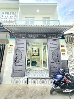 nhà mặt tiền hẻm gần chợ với trường học