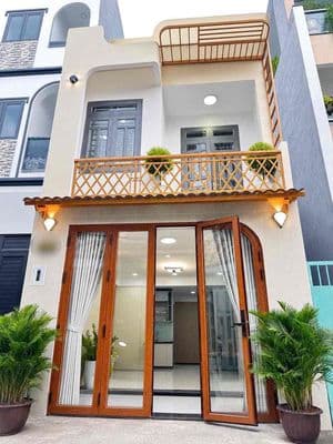 HẺM XE HƠI-ĐÚC 2 TẦNG-GẦN MẶT TIỀN-NHÀ ĐẸP Ở NGAY