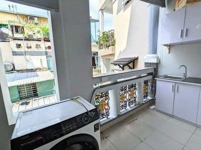 Cho Thuê 2PN + Ban Công Tách Bếp - Máy Giặt Riêng - Phan Xích Long