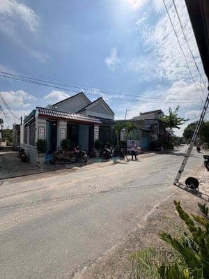 Căn biệt thự mái thái mặt tiền đường TTT14 Hóc Môn
