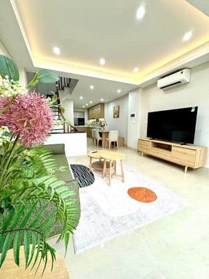 Nhà dân xây, ô tô tránh, ngõ thông Việt Hưng