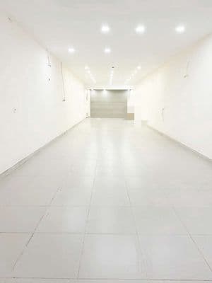 Nhà thuê 1018 Lạc Long Quân 5mx24m vỉa hè 6m nhà trống suốt
