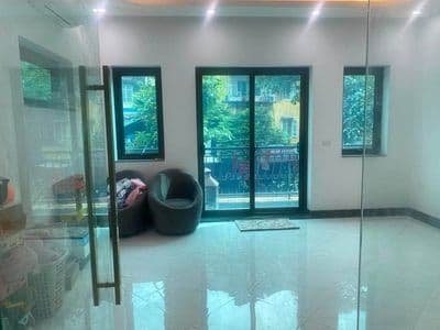 Cho thuê tầng 2 nhà mặt phố Hoàng Ngọc Phách, Đống Đa, 6tr/tháng