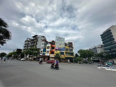 Cho thuê mặt phố Ngã 4 Văn Cao, view Hồ Tây, kinh doanh