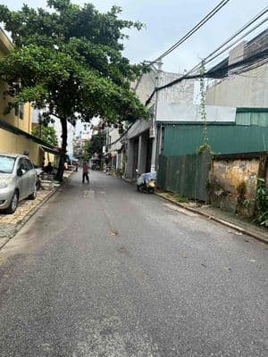 NHÀ HIẾM ÔTÔ ĐÔ DỪNG NGÀY ĐÊM GẦN PHỐ QUỲNH LÔI MỚI ĐẸP LÔGÓC Ở NGAY.