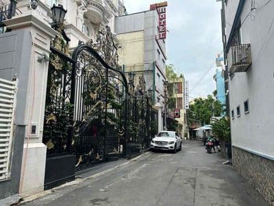 Khu Vip Nguyễn Văn Trỗi, dt 8x21m, 5 tầng có gara, sân vườn