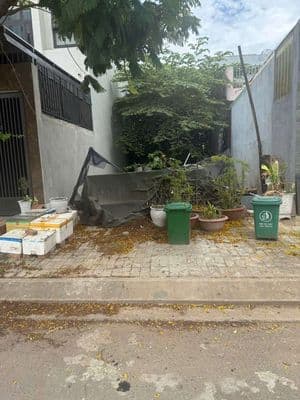 Cần Bán : -Bùi Cẩm Hổ ( kẹp giữa 2 nhà ) - Đối Diện Công Viên