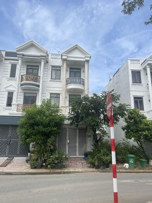 Cho thuê căn góc 2 mặt tiền, view công viên thoáng mát.