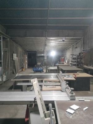 Cho thuê xưởng sản xuất nội thất đường lớn, có sẵn máy cưa bàn trượt..