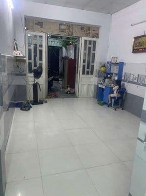 Nhà 2phòng sân để xe rộng, 2 phòng ngủ,gần sân banh Tân Xuân 6