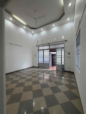Nhà rộng gần chợ vườn lài cho thuê