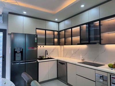 Nhà 3 tầng 3 phòng 1 trệt 2 lầu + sân thượng full nội thất đẹp mới