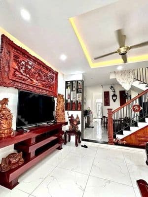 Cho thuê nhà 3 tầng mặt tiền đường 7,5m gần chợ Hoà Xuân