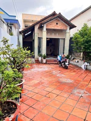 Biệt thự 350m2 có 3pn, sân rộng đậu oto. ngay ngã tư bình phước