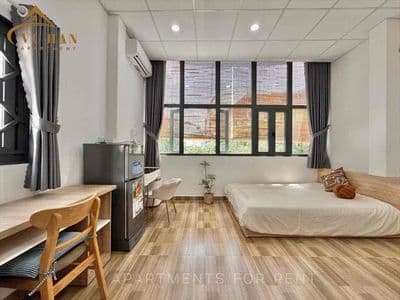 Căn hộ studio cửa sổ trời đón nắng gió nằm giữa lòng thành phố.