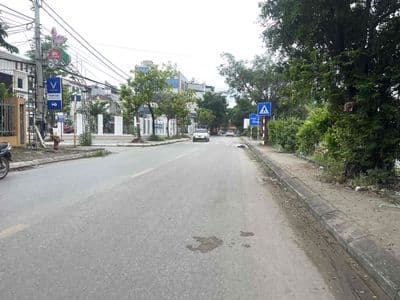 BÁN NHÀ 3 tầng dt 60m mặt phố ván trì