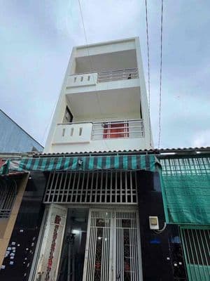 Nhà thuê 3 tầng (4m x 16m) có 5 phòng ngủ hẻm ô tô 12 tr/tháng