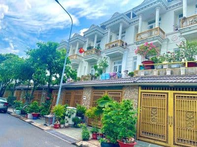 Nhà 2 lầu sân xe hơi gần đường Trần Hưng Đạo