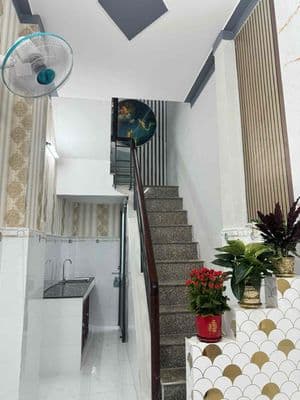 3 tầng - ngang 2.1m x dài 8m - shr - hẻm thoáng - ko quy hoạch