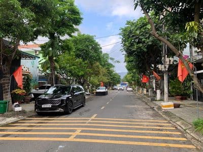 Bán đất đường 7m5 hoàng quốc việt- đối diện công viên giá rẻ 8,7 tỷ