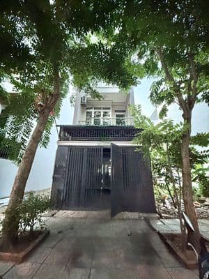 Nhà ở kinh doanh - 4 phòng ngủ - có nội thất - mặt tiền kđt phước long