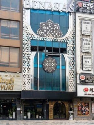 Cho thuê mặt tiền ngay lê thánh tôn 6m x 20m trệt 3 lầu