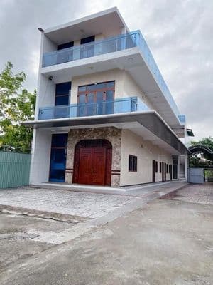 Cho thuê nhà 800 m2 có sân rộng gần siêu thị GO tiện văn phòng