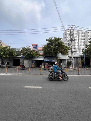 Nhà 1 trệt 2 lầu mặt tiền Kênh Tân Hoá, cách Đầm Sen chỉ 300m