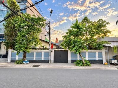 Cho thuê nhà sân vườn mặt tiền đường số cạnh Lâm Văn Bền Q7