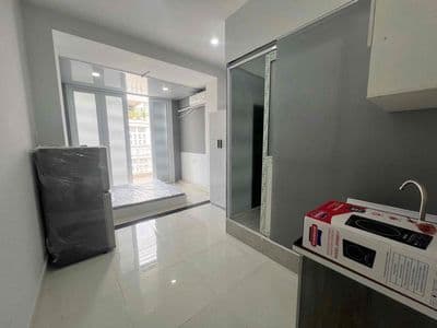 Cho thuê phòng quận 10 gần UEH, Vạn Hạnh Mall, Huflit có ban công