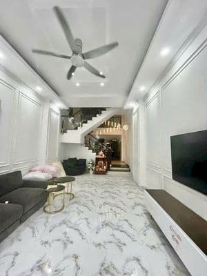 Cho thuê nhà đẹp 5 tầng full nội thất mặt tiền đs Tân Quy Q7