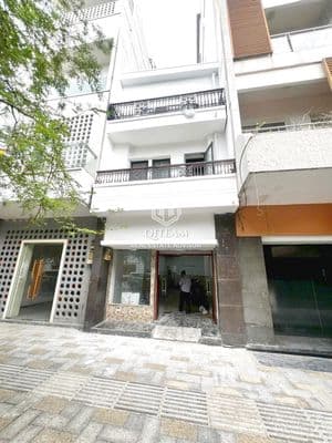 MT 115 Lê Thánh Tôn, Bến Thành, Q1. Dt: 4,3x20m, Kc: trệt 2 lầu