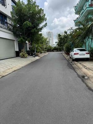 Cho thuê nhà 2 phòng ngủ lớn, 1 phòng khách, có chỗ đậu ô tô.