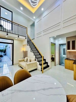 Nhỉnh 5 tỷ có nhà 2 tầng mới đẹp đủ nội thất 70m2 gần làng đại học