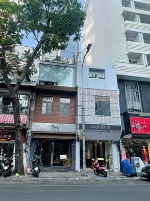 Cho thuê mặt tiền đông du q1 dt 8x20m giá 200tr