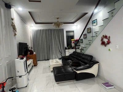 Nhà sạch sẽ, thoáng mát, trệt lầu, 3pn, sân xe hơi, nội thất