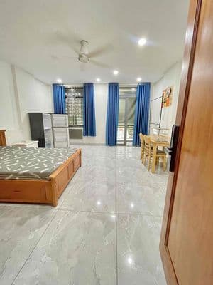 Phòng 40m2 - cửa sổ - ban công - tách bếp