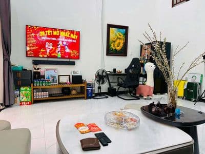 Nhà kiệt Trường Chinh sát cầu vượt hoà cầm