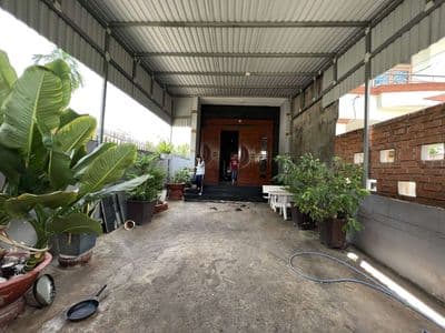 nhà sân xe hơi rộng