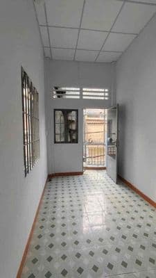 Nhà nguyên căn. 3PN nhỏ. 3WC. hẻm 3m. cách xe hơi 10m